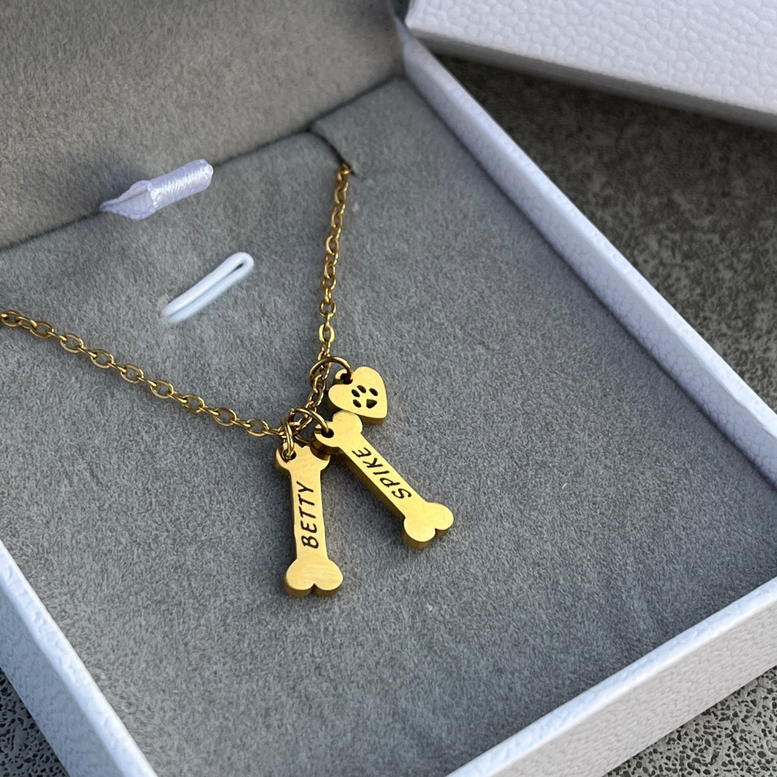 Náhrdelník s menom maznáčika – tvar kostičky