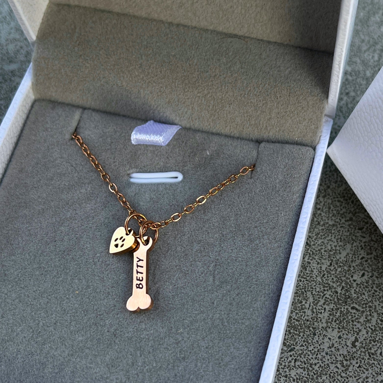 Náhrdelník s menom maznáčika – tvar kostičky