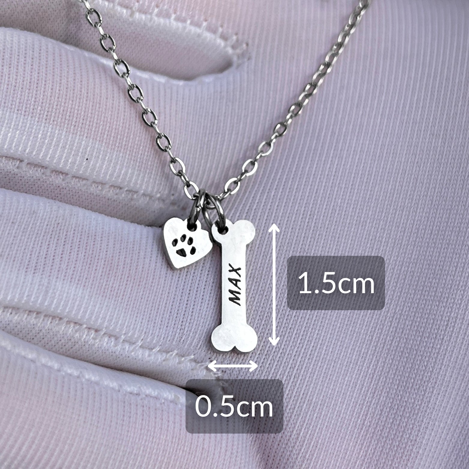 Náhrdelník s menom maznáčika – tvar kostičky